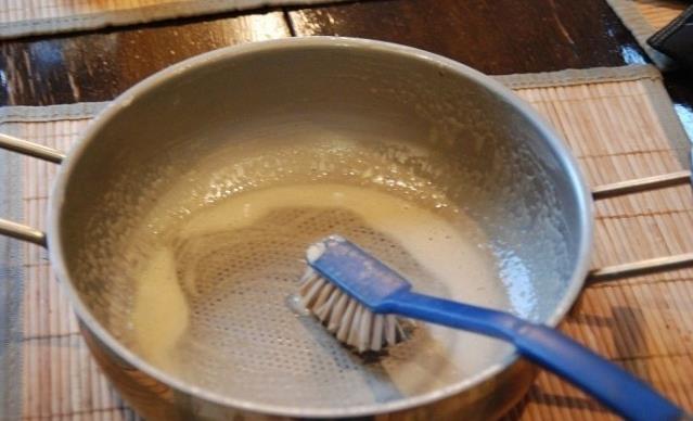 Чистим сковородки до блеска простым домашним раствором