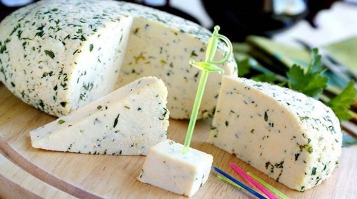 Возьмите банку молока, добавьте уксус и получите вкуснейший домашний сыр
