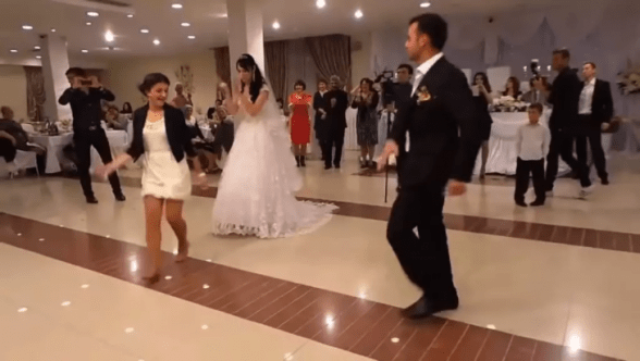 Этим танцем девушка затмила невесту и всех остальных приглашенных! Вау!