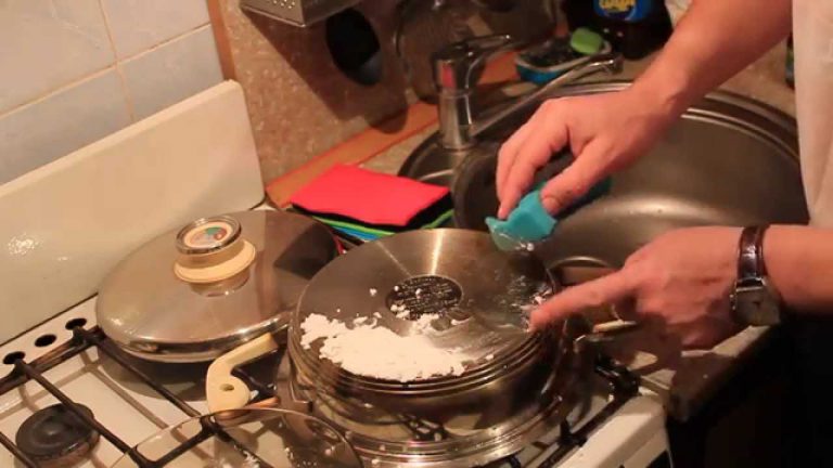 Чистим сковородки до блеска простым домашним раствором