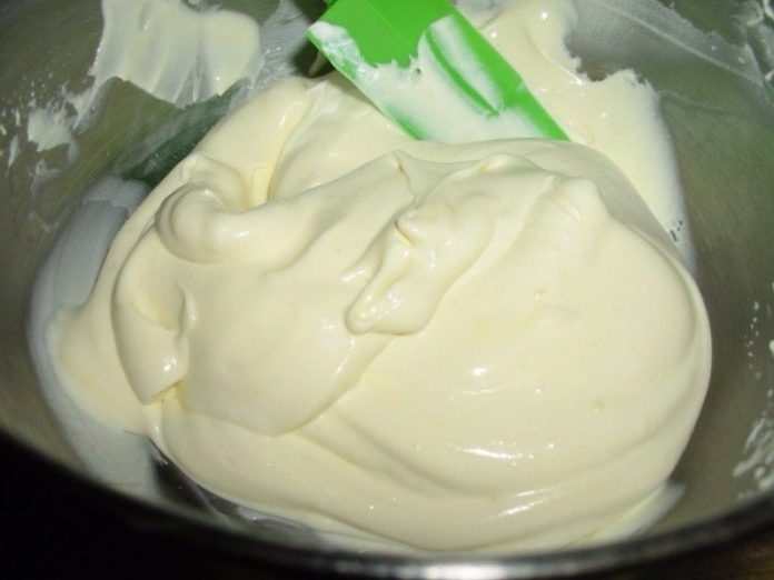 Масляный яично-молочный крем — то, что нужно для эклеров, тортов и пирожных