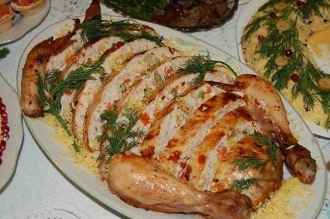 Фаршируем курицу ветчиной и сыром — шикарное блюдо для праздничного застолья