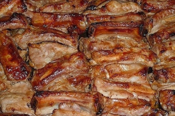 Румяные запеченные свиные ребрышки, маринованные в специальном соусе. Идеально!