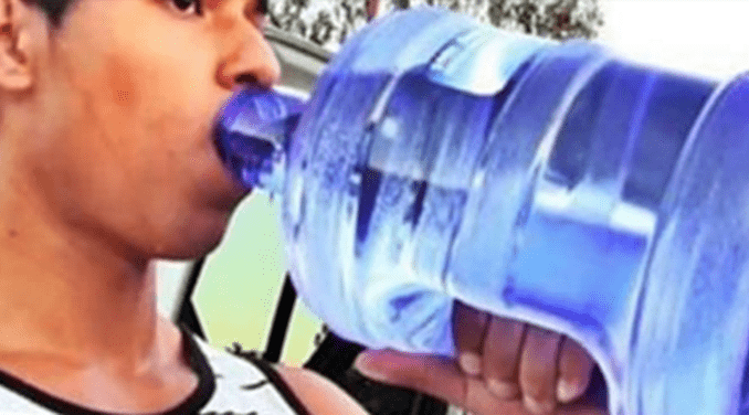 Он начал ежедневно выпивать 1 галлон воды на протяжении 30 дней: невероятные результаты!