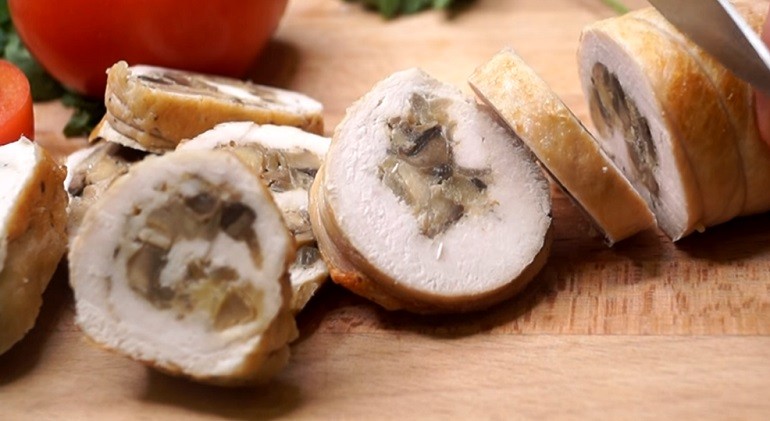Куриный рулетик с грибами и сыром: супер аппетитная нарезка всего за 20 минут