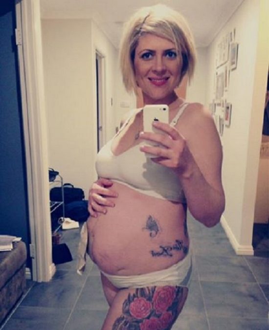 Он решил сделать фото с беременной женой. Но когда она разделась, фотограф обомлел…