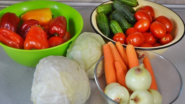 Улётный салат на зиму «Кубанский» с капустой, перцем, помидорами и огурцами – полюбите его сразу!