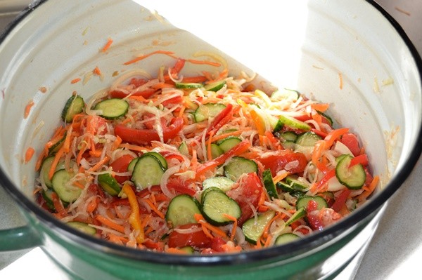 Улётный салат на зиму «Кубанский» с капустой, перцем, помидорами и огурцами – полюбите его сразу!