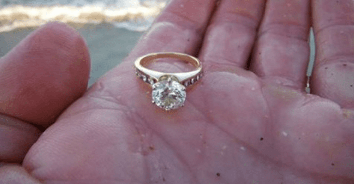 Отдыхая у моря, девушка обнаружила золотое кольцо. Невероятно то, что произошло с ней через три дня после находки…