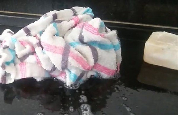 Как отстирать кухонные полотенца с помощью микроволновки до состояния новых