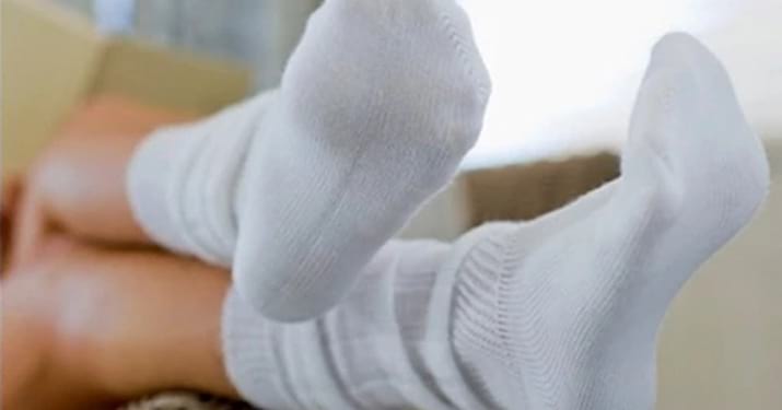 Отличный простой способ вернуть белизну белым носкам и майкам!