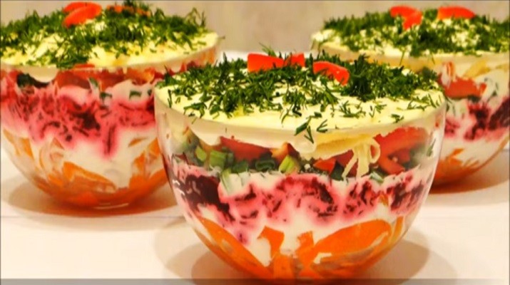 Очень вкусный и красивый слоеный салат с болгарским перцем, свеклой и сыром