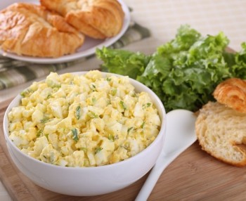 Рецепт дня: простой и пикантный яично-горчичный салат. Подойдёт как закуска!