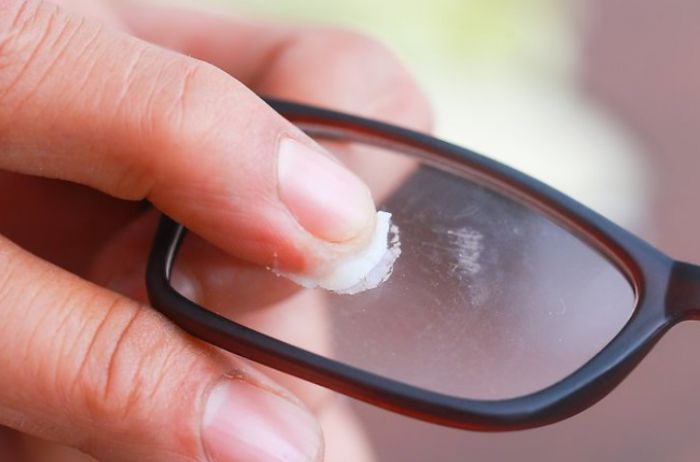 Если поцарапались очки: 4 способа, которые вам помогут