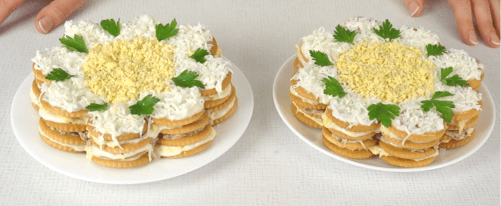 Закусочный торт-салат из крекеров и рыбных консерв - красивая и быстрая закуска