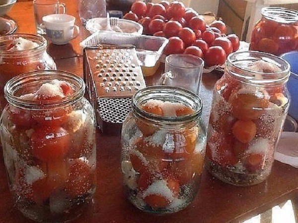 Делюсь обалденным и удивительно простым рецептом засолки помидор в литровых банках