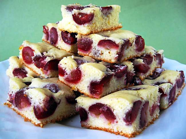 Мягенький пирог с ягодами – его мгновенно сметут со стола!