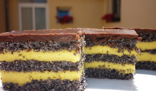 Торт с маком, ванильным кремом и шоколадной глазурью. Идеальное сочетание вкуса и аромата