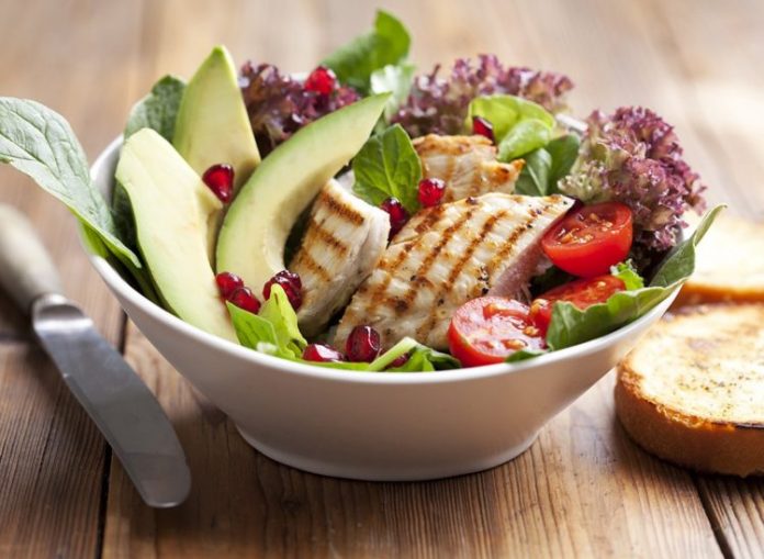 6 полезных и вкусных белковых салатиков для правильного ужина
