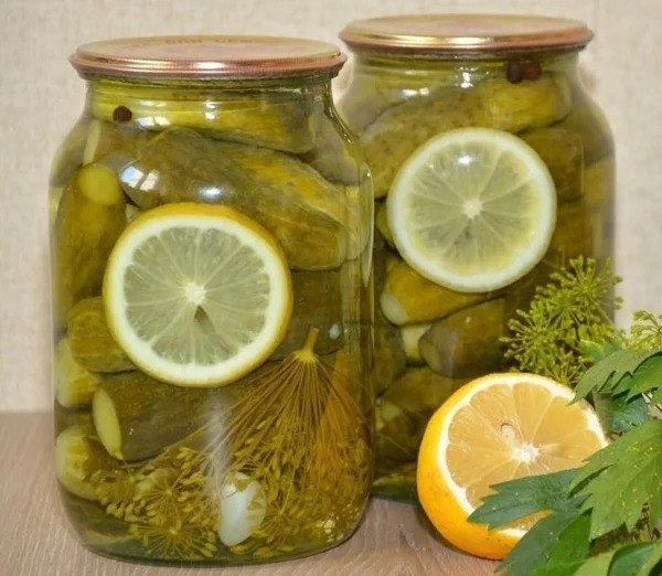 Хрустящие маринованные огурчики с лимоном: съедаешь огурчик и запиваешь рассолом