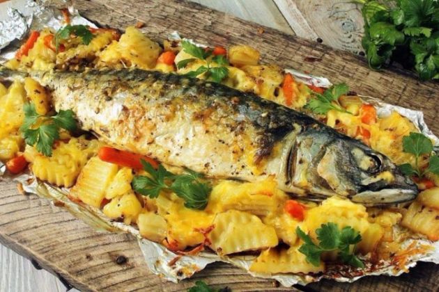 Рыба, запеченная в духовке с картошкой и помидорами. Даст фору любой жареной рыбе!