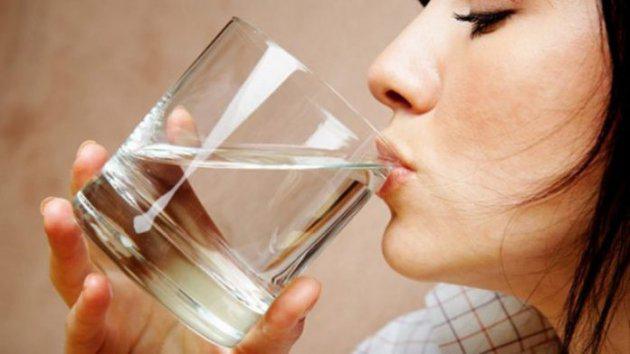 Почему всем нужно пить теплую воду натощак каждое утро