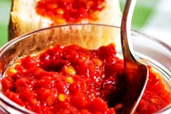 Быстрый и вкусный рецепт аджики из помидор и перца на зиму. Готовится за 1 час