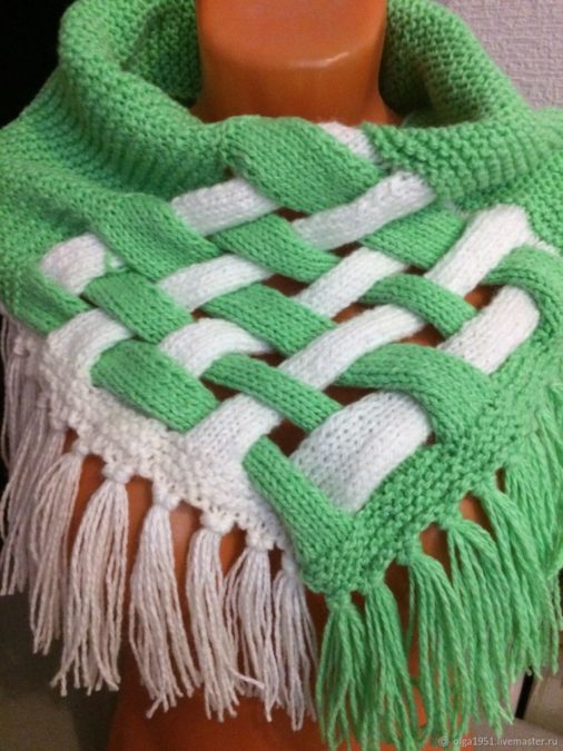 Очень стильно и необычно: простой снуд-шарф с элементами плетения