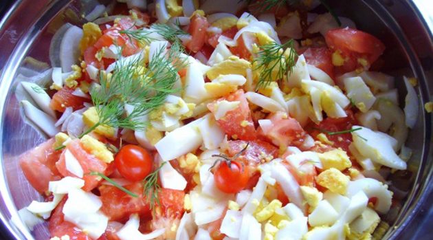 10 вкуснейших яичных салатов на все случаи жизни