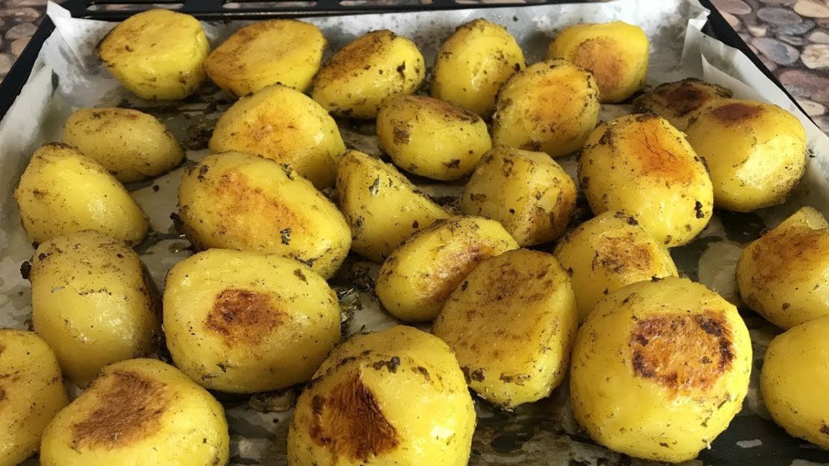 Золотистый картофель в духовке - хрустящая корочка и мягкий внутри. Секреты приготовления