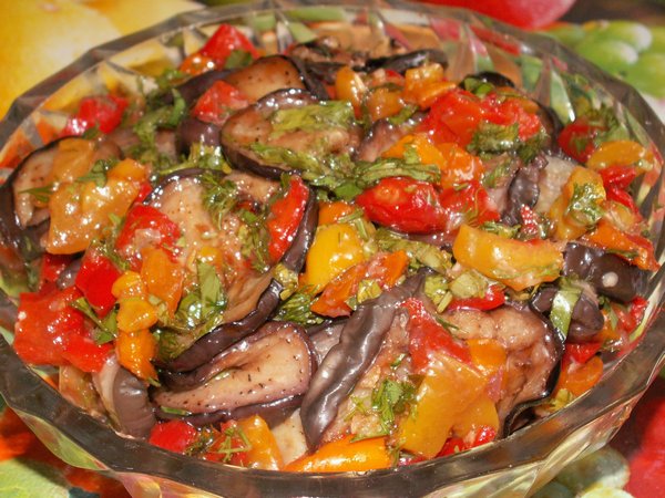 Тёплый салат с баклажанами, перцем и грибами